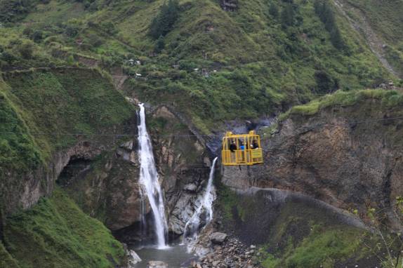 Bondinho leva turistas para perto de cachoeiras na Ruta de las Cascadas, em Baños, no Equador